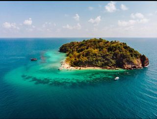 An Island Resort in the middle of the Turquoise Waters